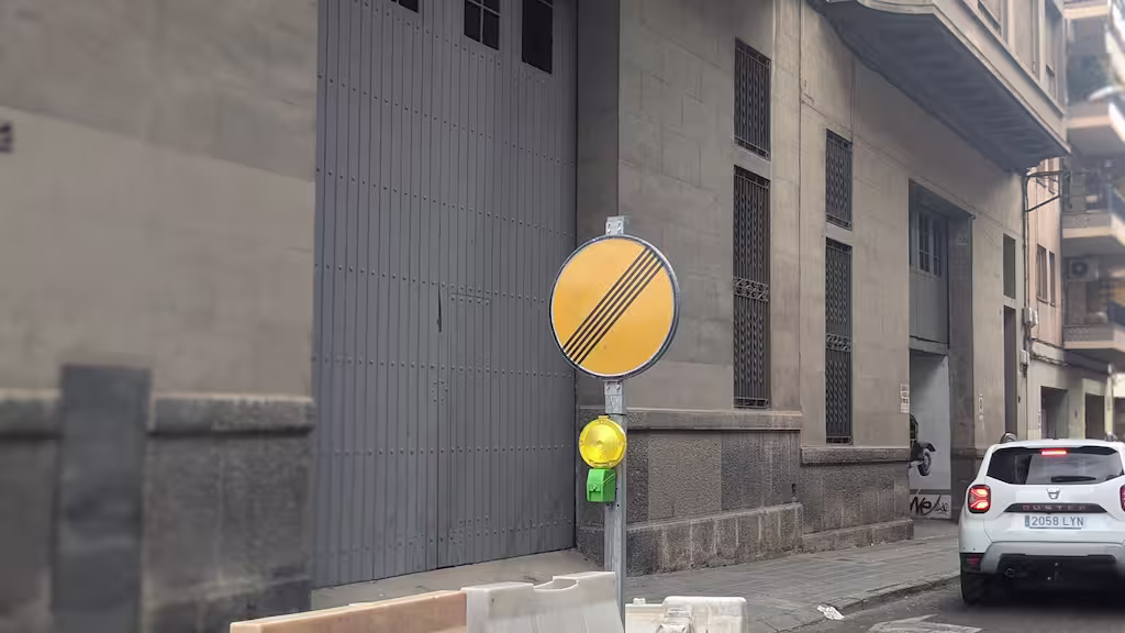 Señal R-500 con fondo amarillo indicando el fin de obras y el fin de todas las prohibiciones locales en un tramo de via urbana