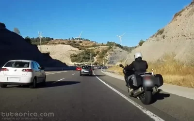 Motocicleta por arcén de carretera videoanálisis