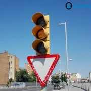Semáforo amarillo intermitente + ceda VIDEOANÁLISIS