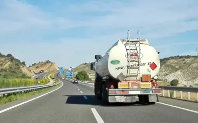 Camión con materias peligrosas en autovía