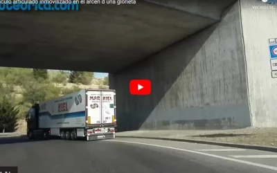 Vehículo articulado inmovilizado en glorieta videonálisis