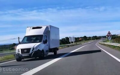 Camión pequeño en autovía videoanálisis