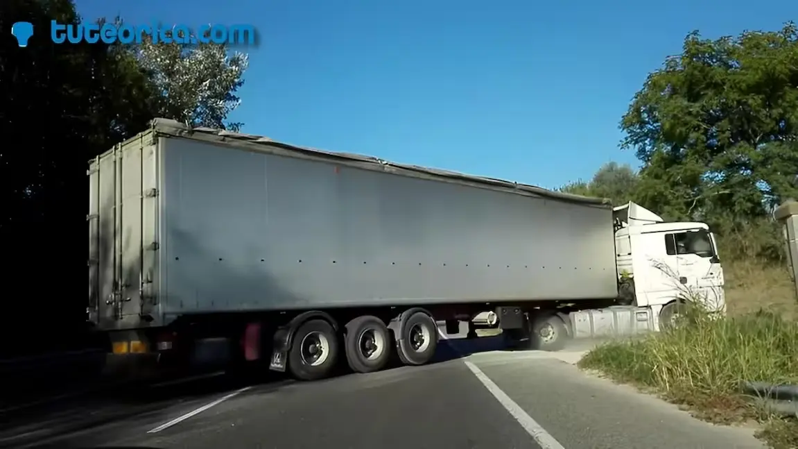 Articulado invadiendo carril contrario en carretera para girar a la derecha