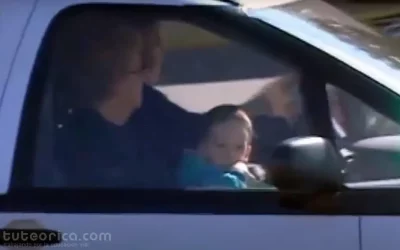 Niño en brazos de acompañante en vehículo videoanálisis