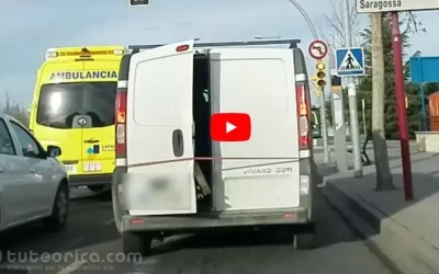 Vehículo circulando con las puertas abiertas videoanálisis