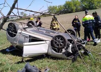 Vehiculo accidente volcado fuera de la via
