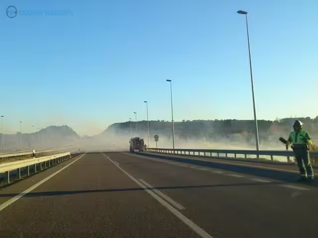 nube de humo en carretera