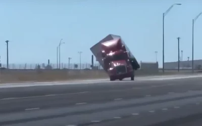 Viento vuelca camión videoanálisis