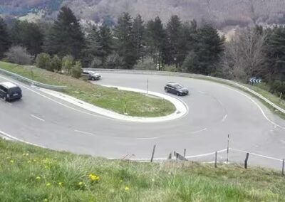 Curva cerrada en carretera de monta&ntilde;a