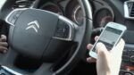 Fotoan&aacute;lisis de conductor enviando mensaje con tel&eacute;fono