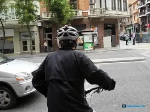 Ciclista con casco
