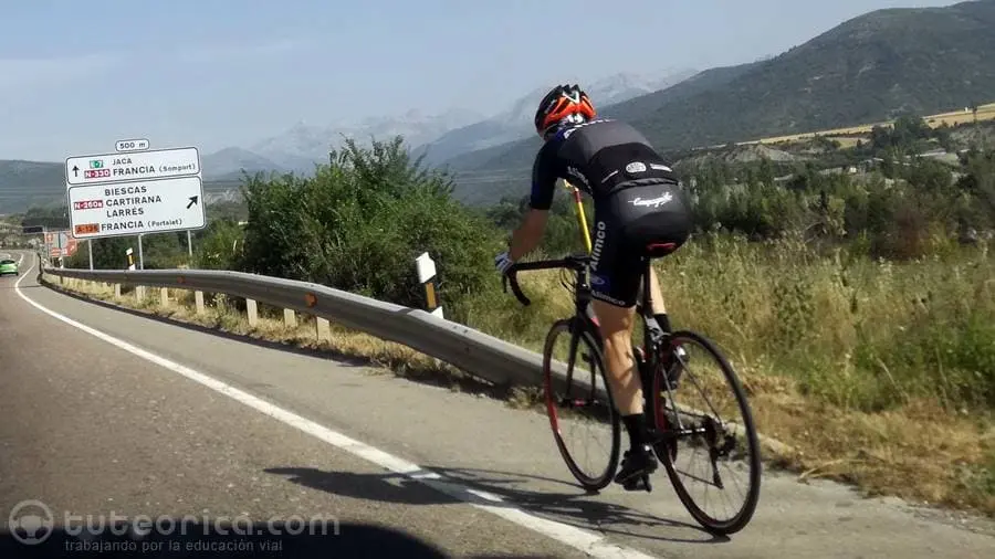 Ciclista por arcen de carretera Ciclista por arcen de carretera