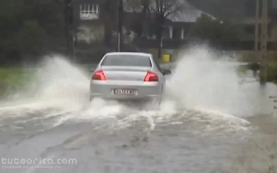 Charco de agua en la calzada videoanálisis