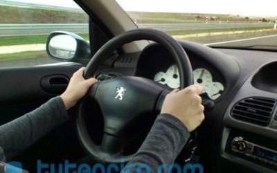 Colocar las manos en el volante para trazar curvas | VIDEOANÁLISIS