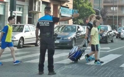 Agente regulando paso de peatones VIDEOANÁLISIS