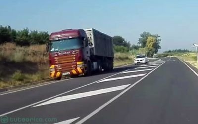 Articulado inmovilizado en arcén de carretera VIDEOANÁLISIS