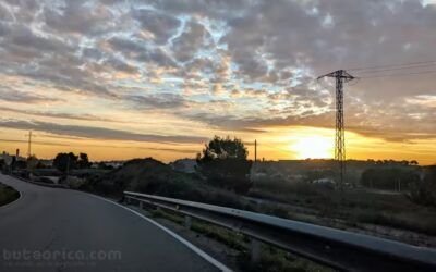 Imagen de atardecer en carretera sin arcén