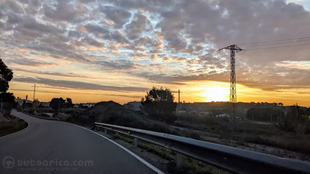 Atardecer en carretera estrecha sin arcen y con bionda