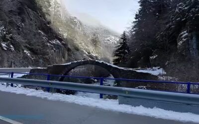Bionda y puente en carretera nevada | FOTOANÁLISIS
