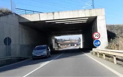 Turismo sin luces en paso inferior | FOTOANÁLISIS
