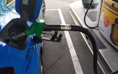 Repostando combustible en un vehículo diesel, imagen