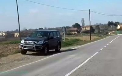 Turismo inmovilizado fuera de la calzada de carretera VIDEOANÁLISIS