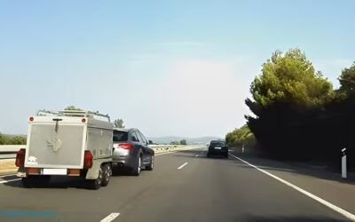 Adelantamiento de turismo con remolque en autovía | FOTOANÁLISIS