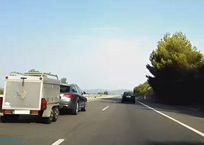 adelantamiento de turismo con remolque en autovia