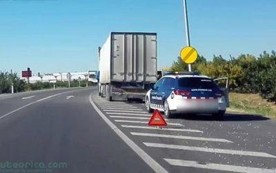 Vehículo articulado averiado con agentes de tráfico | VIDEOANÁLISIS