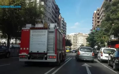 Vehículo de bomberos en servicio urgente VIDEOANÁLISIS