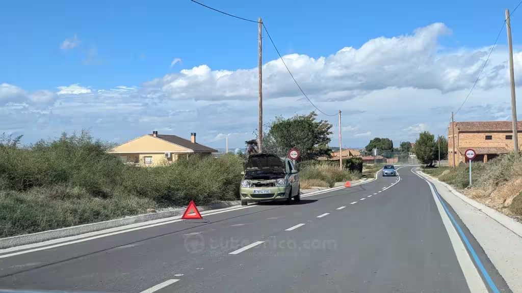 Vehiculo inmovilizado por averia con triangulos