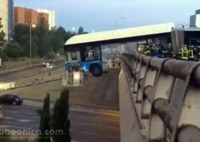 Siniestro por salida de via de autobus