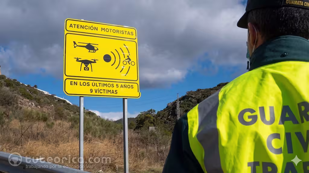 Panel de indicación que informa de una zona peligrosa para motoristas
