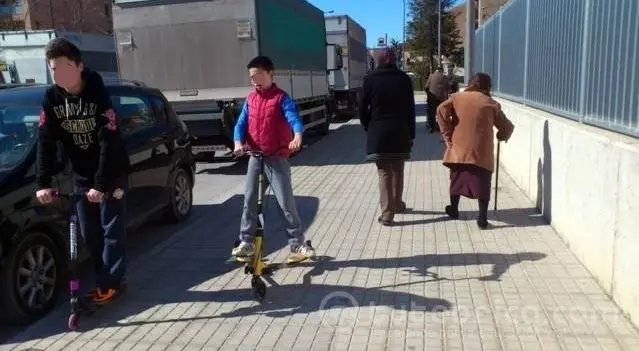 Ni&ntilde;os en patinete
