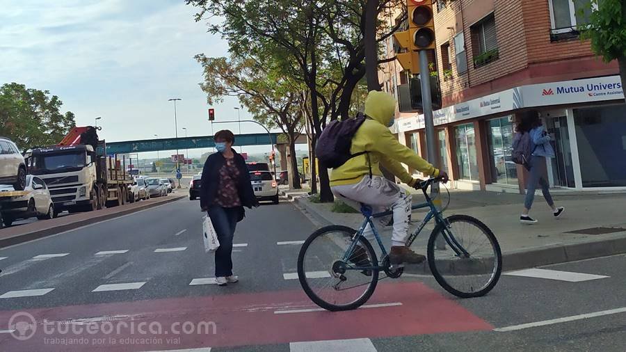 Ciclista por paso para ciclistas