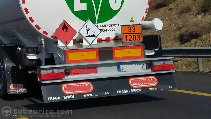 Senales en vehículos. Vehiculo largo y materias peligrosas