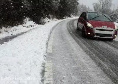 vehiculo en curva de carretera nevada