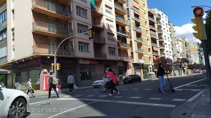 Via urbana con paso de peatones. Grupos de riesgo