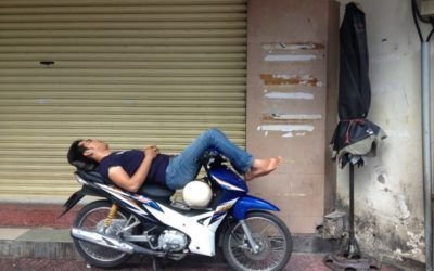 Motocicletas estacionadas sobre la acera VIDEOANÁLISIS