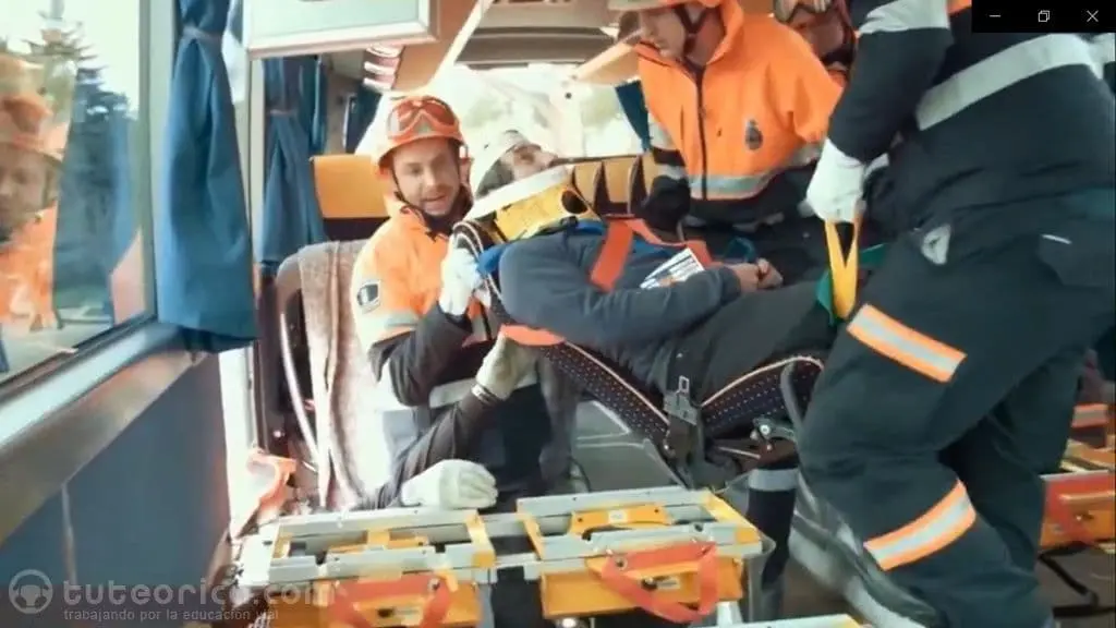Rescate de víctimas en accidente de autobús. Aprender aplicar pas