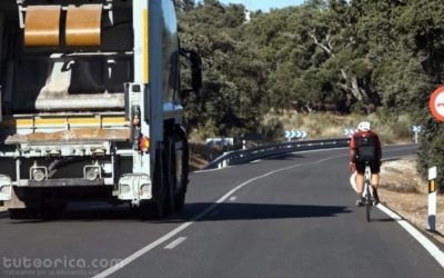 Adelantamiento detrás de un camión que adelanta, minivideo
