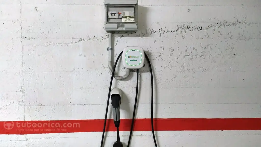 Puesto de recarga de coche electrico en garaje privado