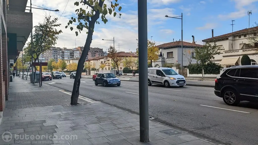 Vía urbana de tres carriles por sentido con tráfico