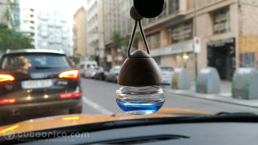 Vía urbana desde el interior del vehículo