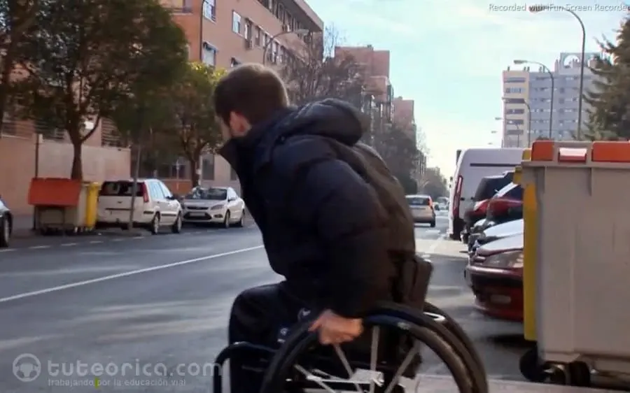 Joven en silla de ruedas