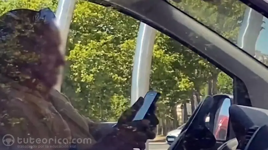 Conductor utilizando el telefono movil