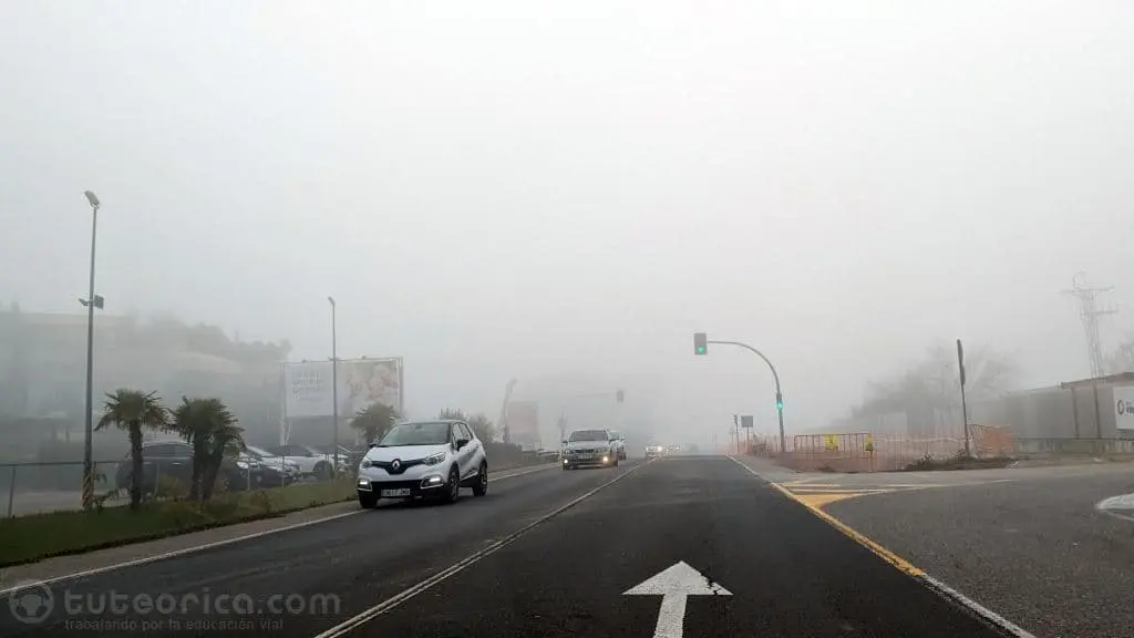 Vía urbana con niebla