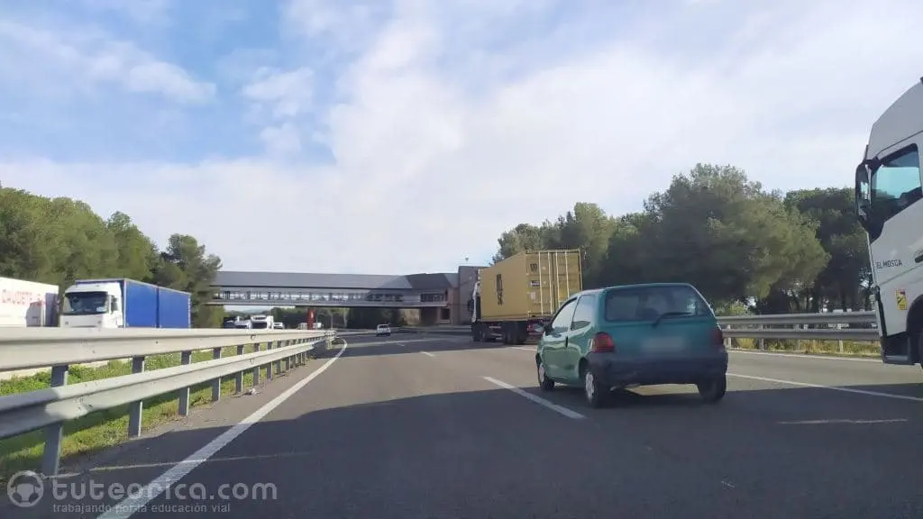 Vehículo circulando por el carril central de una autovia