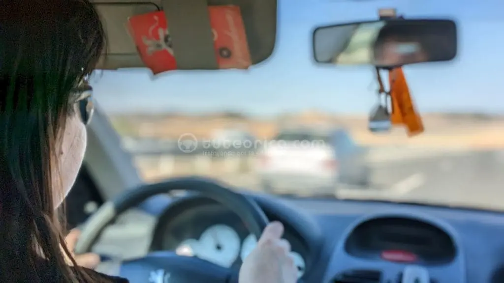 Conductora al volante