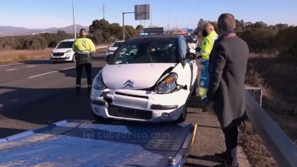 Grua con vehiculo accidentado